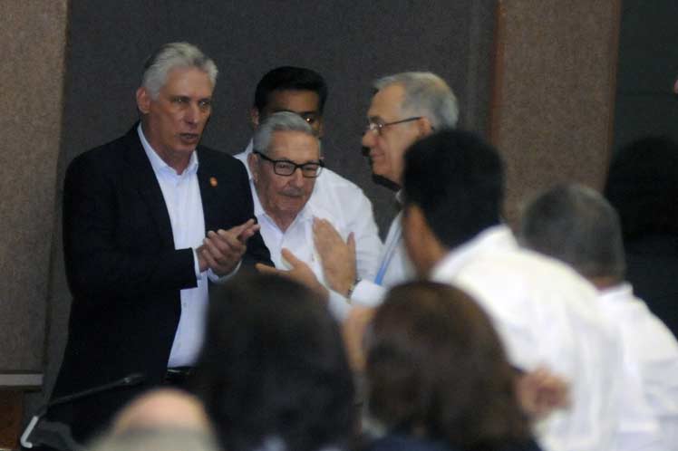 Raúl y Díaz-Canel asisten a la sesión plenaria de la Asamblea Nacional del Poder Popular. (Foto: PL)