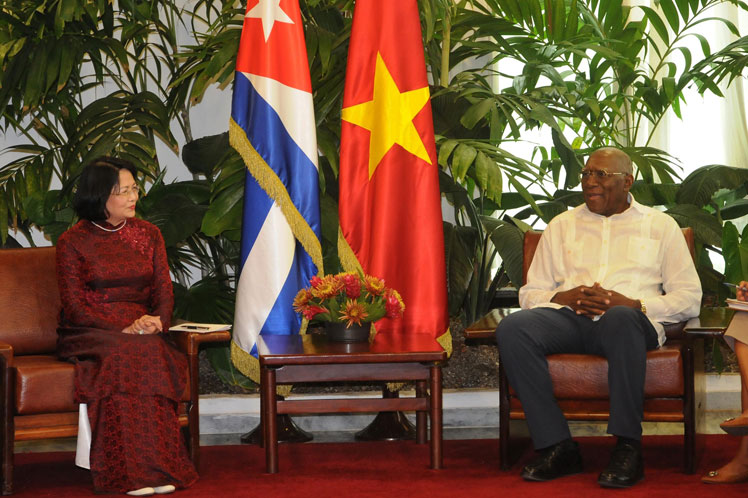 Ngoc Thinh y Valdés Mesa repasaron la implementación de los acuerdos bilaterales. (Foto: PL)