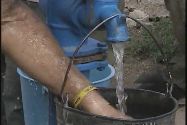 También la población rural se beneficia con la instalación de bombas de manigueta en pozos que estaban inutilizados.