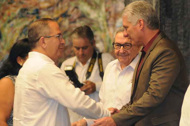 Los nuevos embajadores cubanos saludaron a Raúl , Díaz-Canel y demás integrantes de la presidencia. Foto: PL.