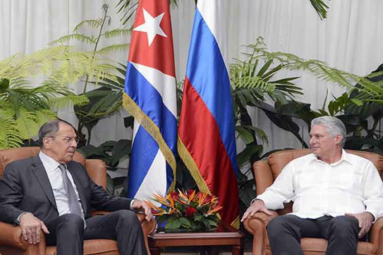 El presidente cubano y el canciller ruso coincidieron en la voluntad de trabajar por el continuo fortalecimiento de las relaciones. (Foto: PL)