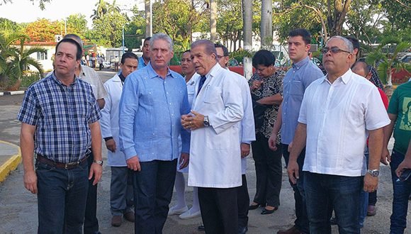 Díaz-Canel llegó hasta el Complejo Científico Internacional Ortopédico Frank País. (Foto: @PresidenciaCuba)