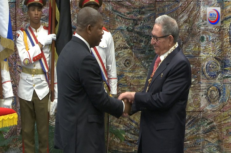 Raúl Castro condecoró con la orden José Martí al presidente de Angola, Joao Lourenço, por su méritos y valores. (Foto: PLTv)