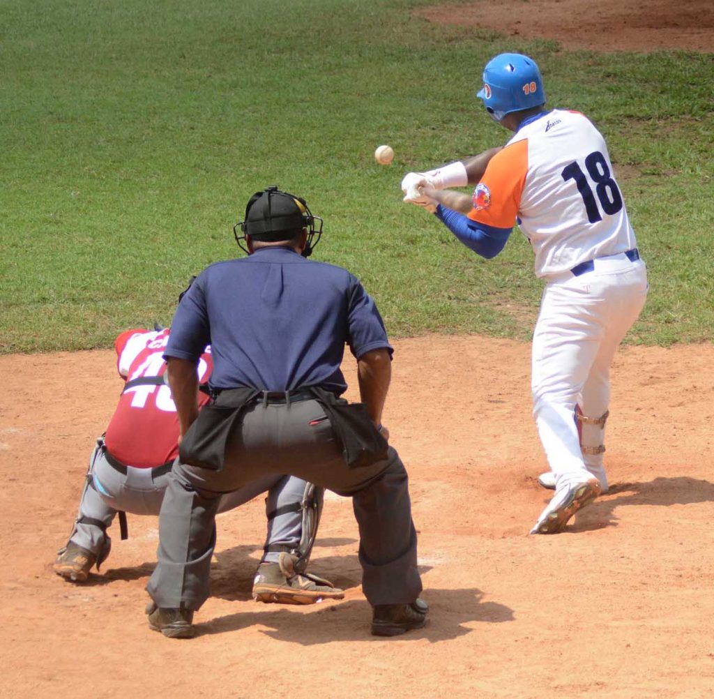 Yunier Mendoza necesitó 20 series nacionales para llegar a los 2 000 hits. (Foto: Oscar Alfonso)