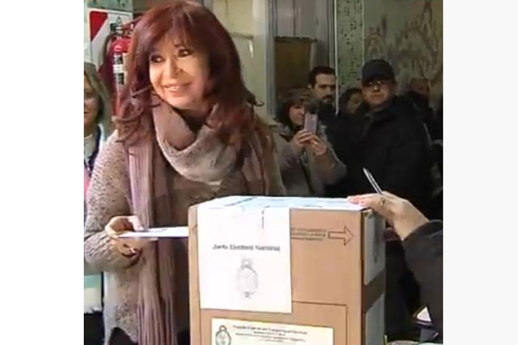 La expresidenta al momento de ejercer su voto en las primarias de este domingo. (Foto: PL)