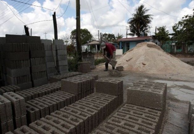 La producción local de materiales de construcción será vital para concretar el plan de vivienda del año en curso. (Foto: Mesa Redonda)