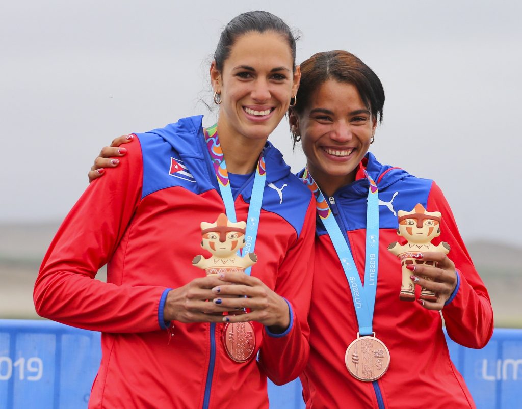 Rosana Serrano y Milena Venega felices con su bronce en doble par remos cortos peso ligero. (Foto: Sitio Web del torneo)