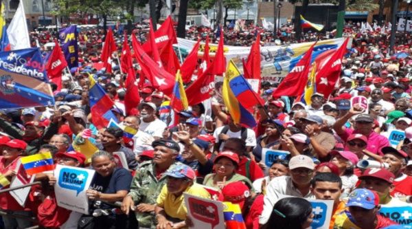 En todas las plazas Bolívar, los venezolanos se concentran para firmar un manifiesto en defensa de la Paz y la Soberanía. (Foto: Cortesía PSUV)