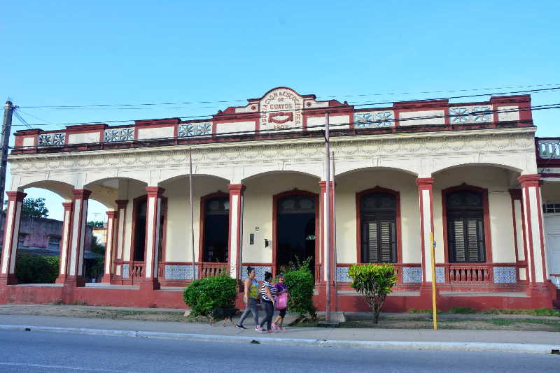 La institución es una de las edificaciones emblemáticas del poblado de Guayos. (Foto: Vicente Brito / Escambray)