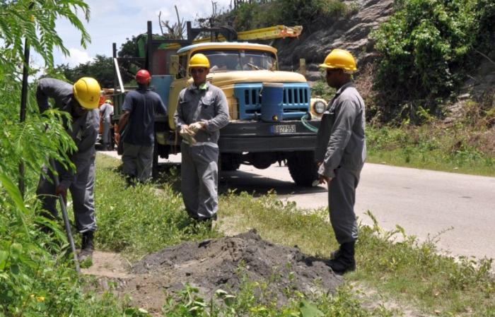 La eliminación de tendederas ha sido una de las labores priorizadas de los eléctricos espirituanos. (Foto: Vicente Brito/ Escambray)