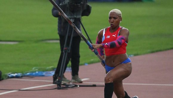 Yarisley Silva ganó espectacular oro en salto con pértiga. (Foto: Jit)