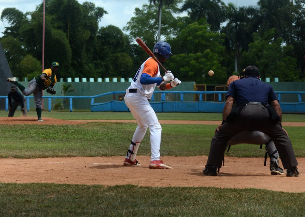 Este sábado, Gallos y Vegueros reanudarán el juego sellado y a seguidas protagonizarán el deafío final del duelo. (Foto: Oscar Alfonso / Escambray)