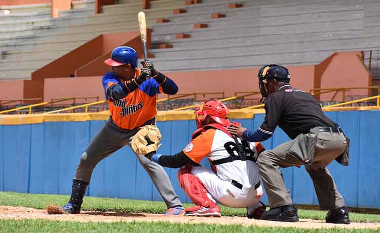 El bateo de los Gallos resultó inoportuno ante el pitcheo villaclareño. (Foto: Carlos Rodríguez Torres / Vanguardia)