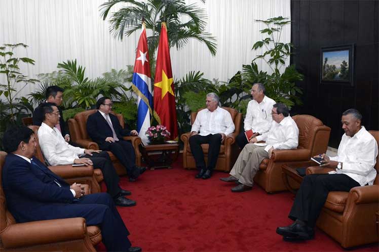 El encuentro transcurrió en un ambiente de sincera amistad. (Foto: Estudios Revolución)