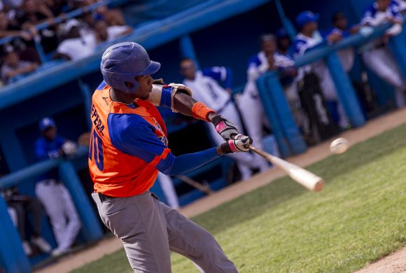 Geyser Cepeda salvó a los Gallos del juego sin hit ni carreras ante Vladimir Baños. (Foto: Ismael Francisco)