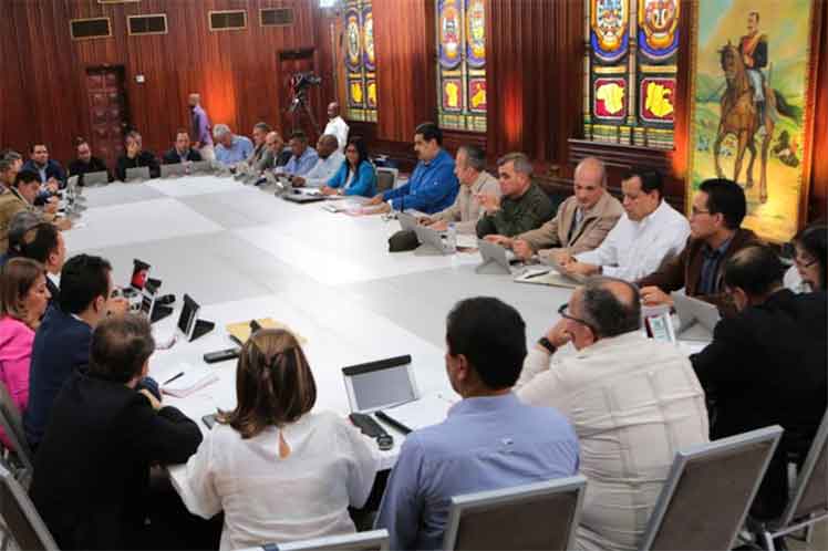 Maduro se reunió con gobernadores y protectores estaduales en el Palacio de Miraflores. (Foto: PL)