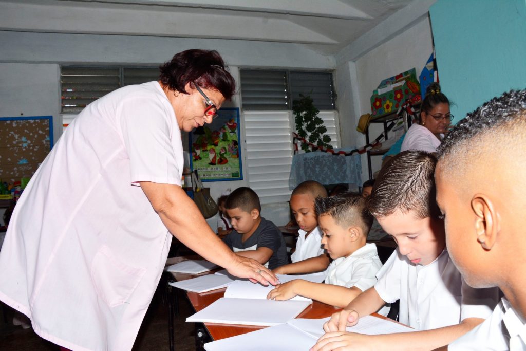 Celina le enseña diferentes habilidades a los 30 niños que posee en el aula. (Fotos: Vicente Brito / Escambray)