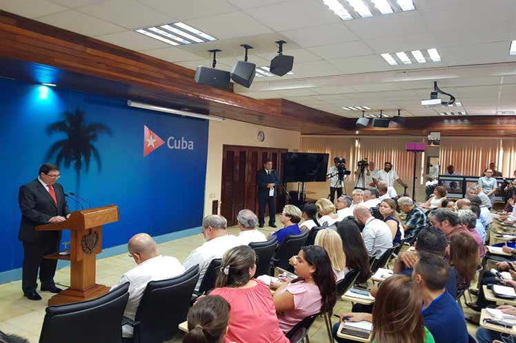 Bruno Rodríguez presentó a la prensa el informesobre las afectaciones a Cuba por el  bloqueo estadounidense. (Foto: @CubaMINREX)