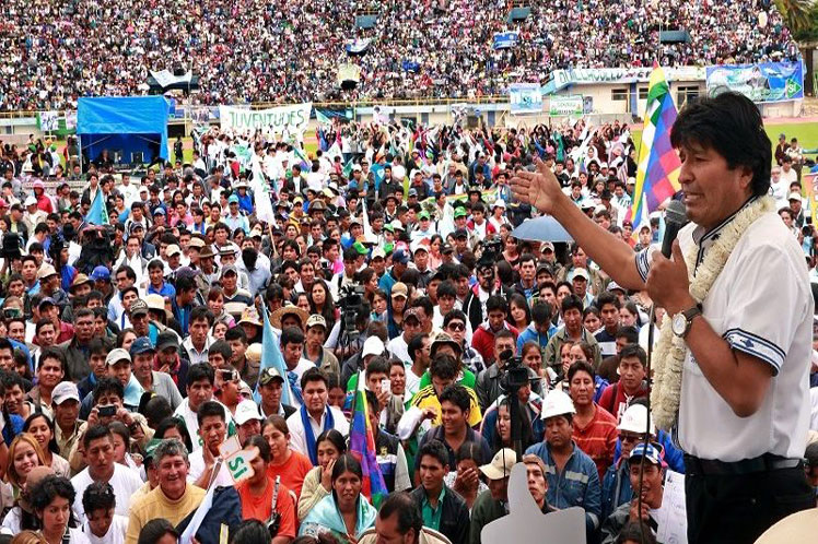 Un nueva encuesta mantiene como primero en la preferencia del electorado al presidente Evo Morales. (Foto: PL)