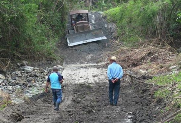  Las labores realizadas en el vial de Gavilanes después del paso del huracán Irma no fueron suficientes para mantenerlo transitable. (Foto: Mary Romero)