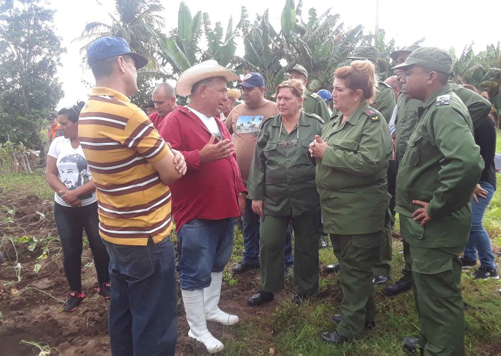 Los campesinos de Guasimal ratificaron su disposición de producir para el pueblo en la paz como en la guerra. (Fotos: Luis Herrera / Escambray)