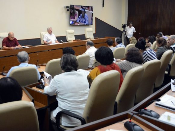 Díaz-Canel encabezó la reunión de chequeo al programa de Prevención, Asistencia y Trabajo Social. (Foto: Estudios Revolución)