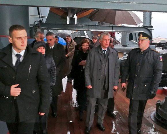 En su programa en San Petersburgo, el presidente cubano incluyó un recorrido al emblemático Crucero Aurora. (Foto: Equipo de prensa)