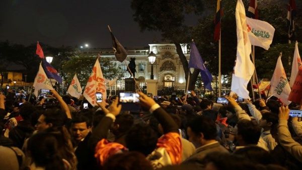 Sectores de la población salieron a las calles peruanas luego del anuncio realizado por Martín Vizcarra. (Foto: Reuters)