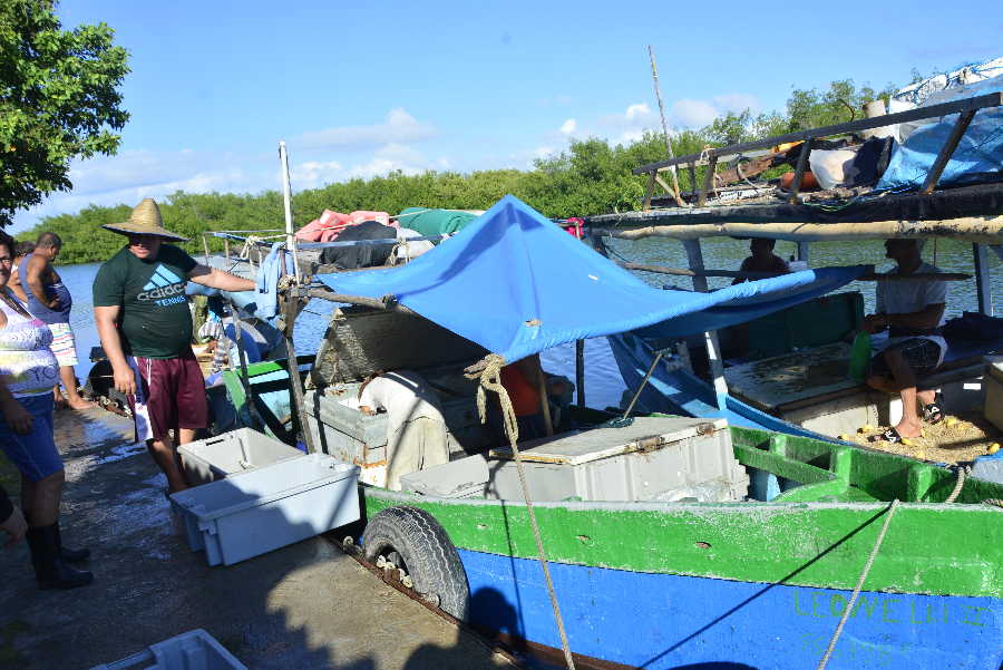 Tras una dura faena, los chalaneros preparan condiciones para su próxima salida al mar. (Fotos: Vicente Brito / Escambray)