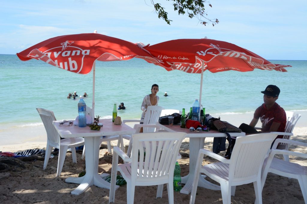 En las playas de la península de Ancón los visitantes no siempre protegen el medio ambiente. (Foto: Vicente Brito / Escambray)