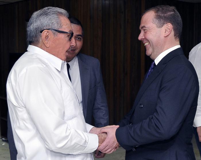 Raúl y Medvedev durante su encuentro en La Habana. (Foto: Estudios Revolución)