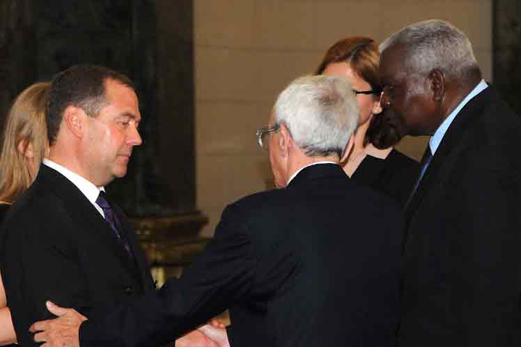 Medvedev conversó animadamente con Esteban Lazo y Eusebio Leal. (Foto: PL)