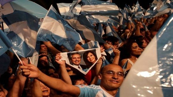 Los argentinos escuchan a los dirigente del Frente de Todos que ganaron las elecciones. (Foto: Reuters)