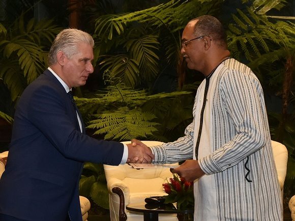 Recibe Díaz-Canel al Excmo. Sr. Alain Thierry Jean Baptiste Ouattara, embajador de Burkina Faso. 