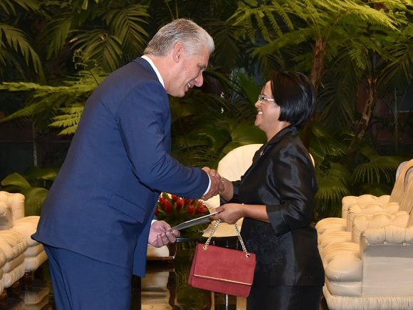 Recibe Díaz-Canel a la Excma. Sra. Harisoa Lalatiana Accouche, embajadora de la República de Seychelles. 