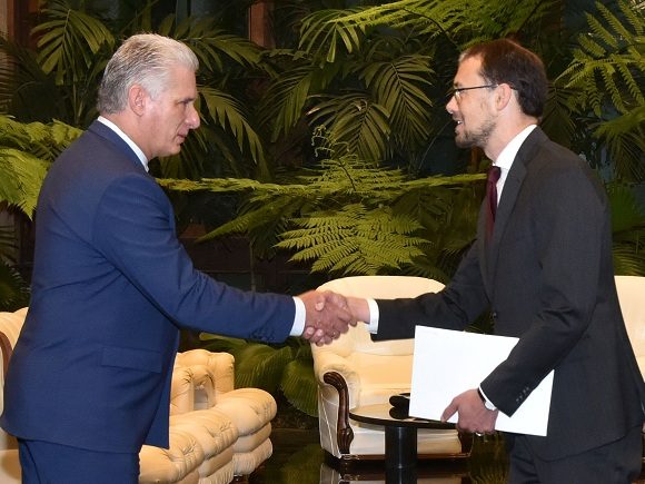 Recibe Díaz-Canel al Excmo. Sr. Tomas Wiklund, embajador del Reino de Suecia.