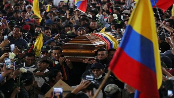 Movimientos indígenas rindieron homenaje a dos de sus miembros que murieron durante las protestas. (Foto: Reuters)