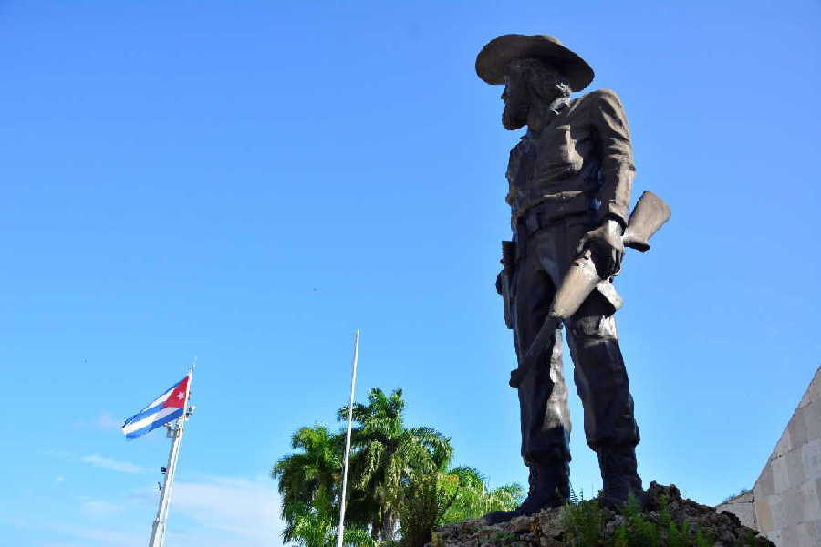 La escultura de Camilo pesa 4.9 toneladas y mide 5 metros de altura. (Foto: Vicente Brito / Escambray)