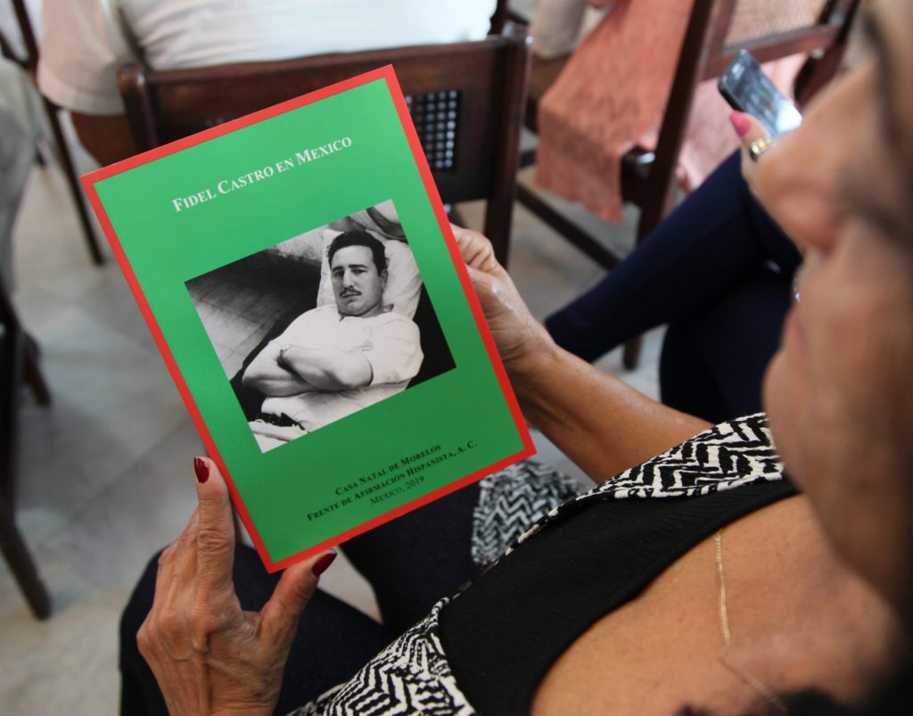 Varios ejemplares del libro Fidel Castro en México fueron entregados a la Biblioteca para que puedan ser consultados por los lectores. (Foto: Oscar Alfonso)