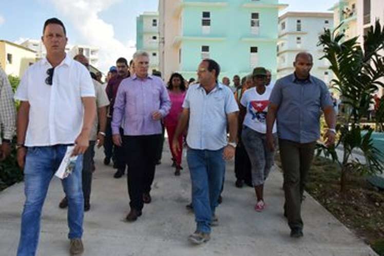 El presidente cubano recorrió los nuevos inmuebles y conversó con los pobladores. (Foto: PL)