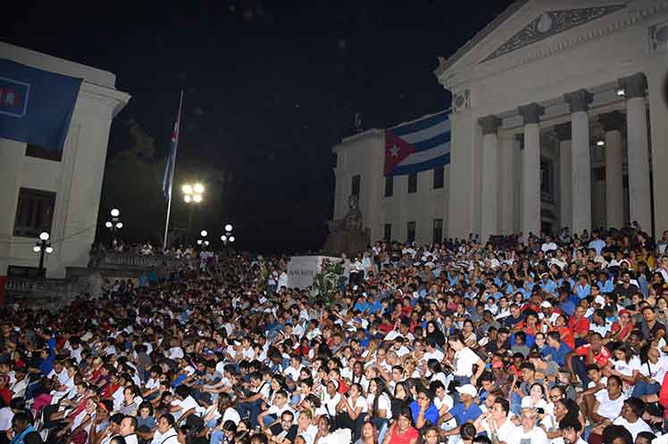 La escalinata de la Universidad de La Habana, donde estudió Fidel, sirvió de escanario para la velada. (Foto: PL)