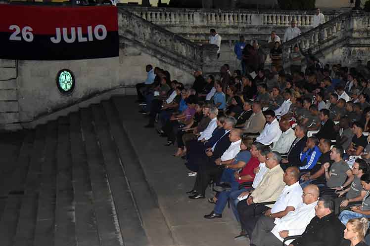 El presidente cubano Miguel Díaz-Canel y otros dirigentes de la Revolución participaron en la velada. (Foto: PL)