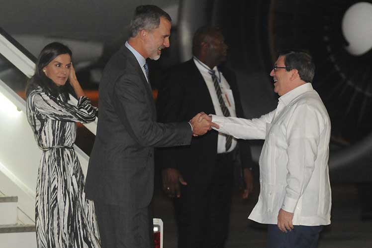 El canciller cubano Bruno  Rodríguez recibió a la pareja real en el  aeropuerto José Martí. (Foto: PL)