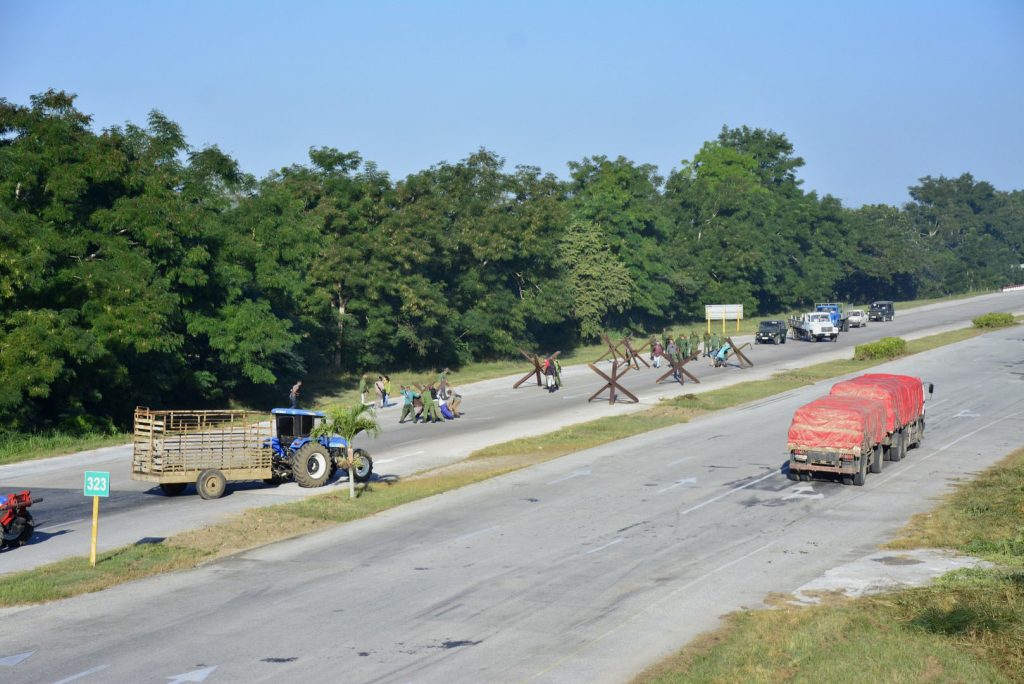 La Autopista Nacional resultó escenario de ejercicios preparatorios para la defensa en predios espirituanos. (Foto: Vicente Brito / Escambray)