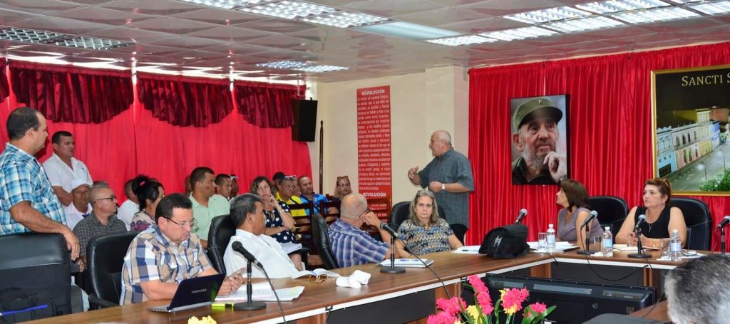 En intercambio con directivos del sector, Tapia exhortó a desarrollar el sentido de pertenencia.