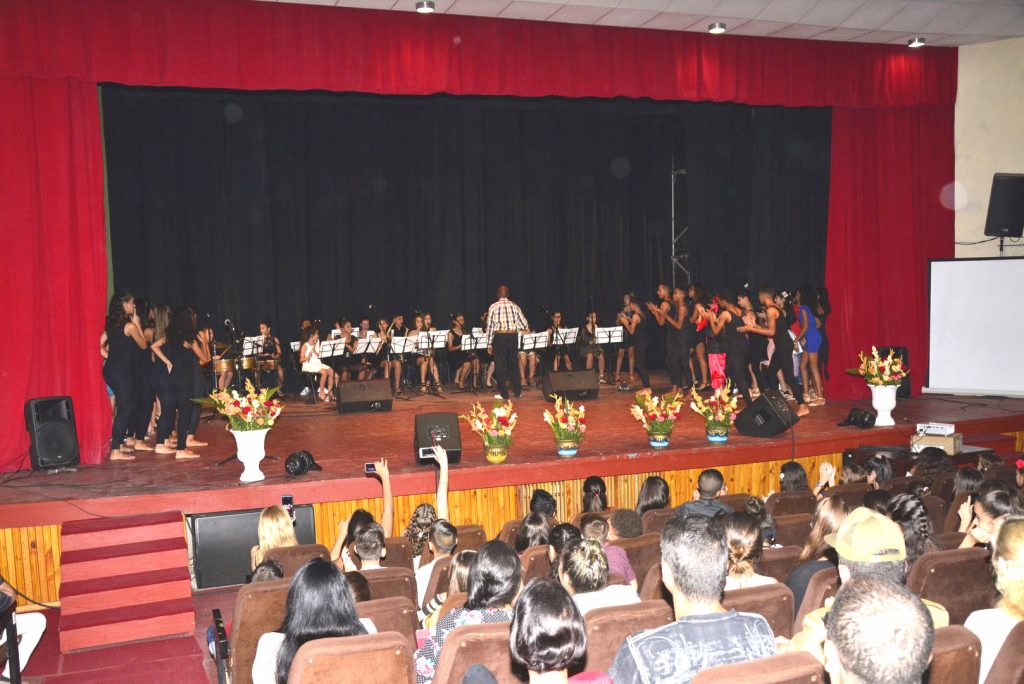 Mediante canciones y danzas, los estudiantes de la Escuela Elemental de Arte demostraron que las ideas de Fidel siguen vivas. (Fotos: Vicente Brito / Escambray)