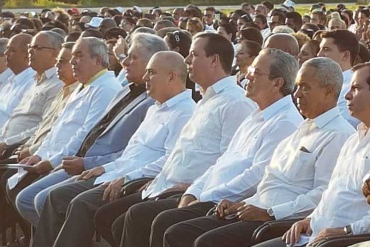  El presidente cubano asistió a la ceremonia por las dos décadas de fundada la ELAM. (Foto: PL)