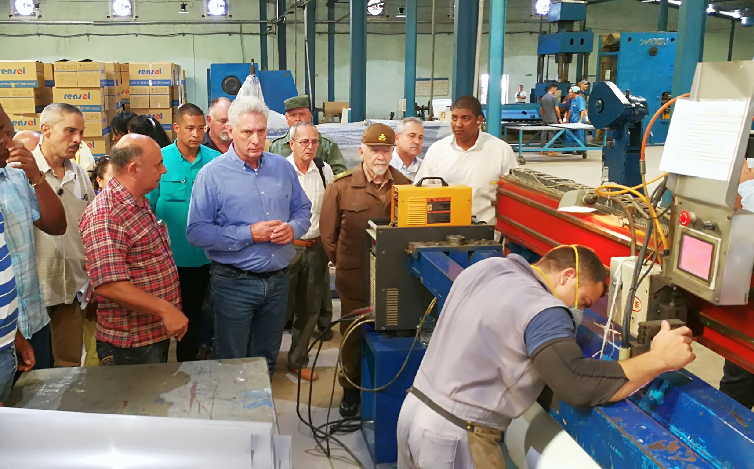 cuba, ciego de avila, miguel diaz-canel, presidente de la republica de cuba, calentadores solares