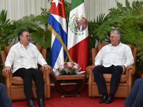Momento del encuentro del presidente cubano Miguel Díaz-Canel y el canciller mexicano. (Foto: @Presidencia de Cuba)