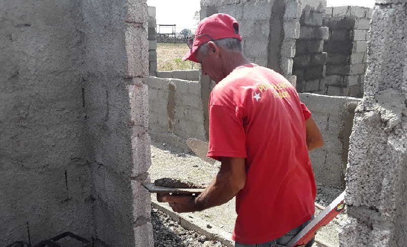 La falta de mano de obra limita el avance de la construcción de viviendas de muchos de los subsidiados. 